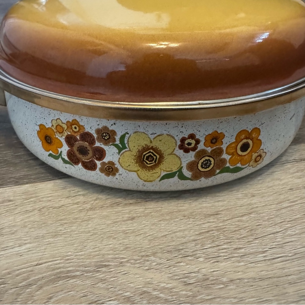 “SOLD” Vintage 1970's Harvest Blossom Enamel Floral Sauce Pan with Lid - Picture 4 of 11
